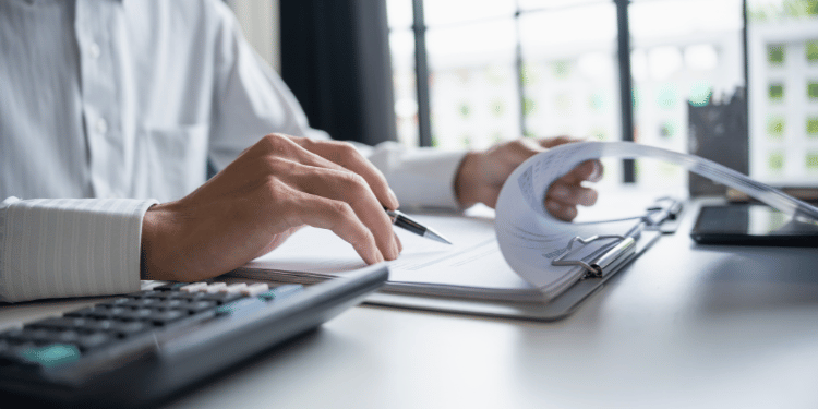 Partner incentives and commission models in SaaS ecosystems